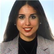Profesora de inglés imparte clases a niños